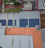 Imagem de telhado, com instalação de módulos fotovoltaicos