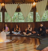 espacio sagrado con el matra OM