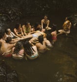 baño de cascada con cantos y tambor