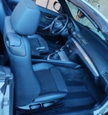 Résultat après le nettoyage intérieur d'une BMW Serie 1 Cab par Luxuria Automobile Aix les bains