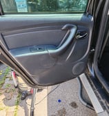 Porte arrière gauche dacia duster nettoyé par luxuria detailing automobile aix-les-bains chambéry