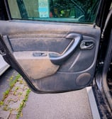 Porte arrière gauche dacia duster nettoyé luxuria auto detailing automobile aix-les-bains chambéry