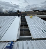 Cambio de paneles metálicos de cubiertas industriales
