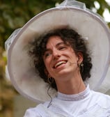 Aude Fy, chanteuse en tenue belle époque en train de chanter en concert en plein air