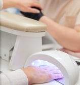 Manicura y pedicura con esmalte semipermanente. y secado en cabina