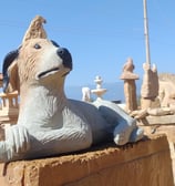 Perro tallado en piedra