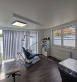 Salle de soins du cabinet dentaire à Chastre, équipée pour des traitements en toute sérénité.