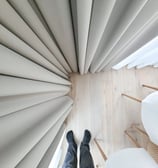 svetainės užuolaidos kampu