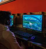 Un joueur compétitif s'entraînant sur un jeu-vidéo