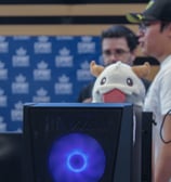 Une peluche de merchandising Riot Games sur le stand d'Esport des Sacres