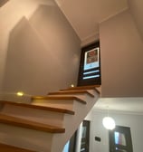 Remont schodów i klatki schodowej z podświetleniem LED – usługi remontowe Poznań