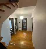 Hol i schody drewniane po remoncie – nowoczesne wykończenie wnętrz, Poznań