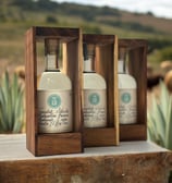Botellas de Lu Mezcal en la sierra