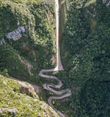 Trilha, natureza exuberante e aventura nas montanhas 