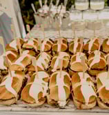 Mini bocadillos para eventos informales en Málaga. Sabor casero, presentación divertida