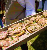 Platos calientes servidos al momento en eventos en Málaga. Sabor, producto y presentación rústica