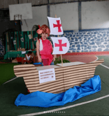 Aluno da educação infantil do centro educacional florescer apresentando uma atividade escolar