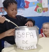 Aluno em sala de aula realizando atividade lúdica