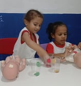 Duas alunas da educação infantil em atividade na sala de aula
