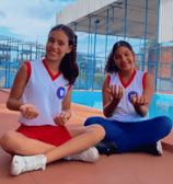 Duas alunas educação infantil do centro educacional florescer sentadas no pátio da escola