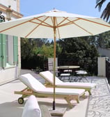 Grande terrasse avec parasols et transats