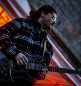 Dimitri Janiak guitariste. Il joue de la guitare dans la rue de la mairie devant le beffroi de Douai