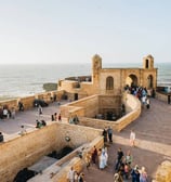 tourisme maroc Vue panoramique de la Skala de la Kasbah à Essaouira, fortification historique en béton avec canons en bronze 