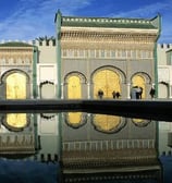 Porte monumentale de la médina de Fès, illustrant l'architecture traditionnelle marocaine avec ses ornements détaillés  symbo