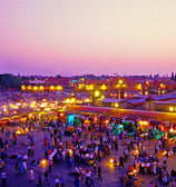 Marrakech voyage et Vue panoramique de la médina de Marrakech avec la mosquée Koutoubia en arrière-plan"