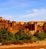 voyage tourisme maroc  panoramique de la Kasbah de Taourirt à Ouarzazate, Maroc, avec ses structures en pisé caractéristiques