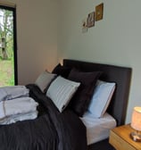 Chambre cosy en cabane avec cuisine équipée et décoration nature