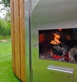 feu de bois dans bain nordique