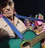 Senhor da Comunidade Quilombola de São Tomé tocando violão durante a festa do Reisado