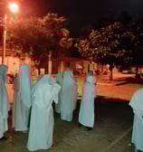 Penitentes da Comunidade Quilombola de São Tomé em caminhada noturna pelas ruas da comunidade