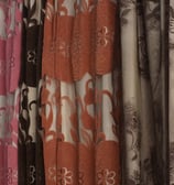 Diferentes tipos de cortinas, mostrando la variedad de opciones que ofrece la tienda.