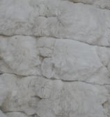 Un edredón felpado blanco.