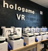 "Salle de réalité virtuelle chez Hologame Rennes, présentant une rangée de casques VR Pico Neo 3 bie