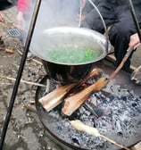 Gemüsesuppe auf dem Dreibein kochend