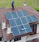Lavage de panneaux photovoltaïques DG Services dans toute la Suisse +30% d'efficacité énergétique