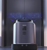 robot za čišćenje čeka lift u poslovnoj zgrade