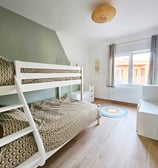 Chambre pour 3 enfants avec literie neuve et jouets