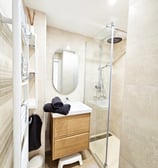 Salle de bain moderne avec douche italienne