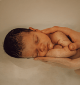 bébé dans l'eau apaisé