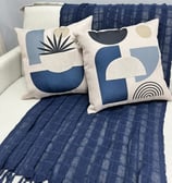 manta decorativa azul com almofadas em linho e boucle