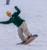 Snowboardeur qui lève l'avant de sa planche