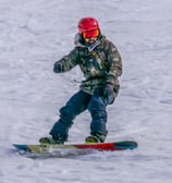 Snowboardeur qui termine sa descente