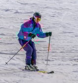 Skieuse qui termine sa descente