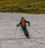 Mono skieur qui descend une piste