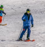 Deux skieurs qui terminent une descente verte