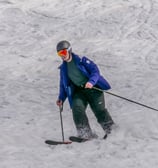 Skieur à pleine vitesse dans une descente